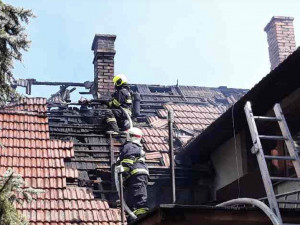 Hasiči bojovali s rozsáhlým požárem budov na Hranicku. Kouř byl vidět z velké dálky