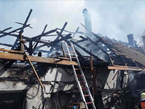 Hasiči bojovali s rozsáhlým požárem budov na Hranicku. Kouř byl vidět z velké dálky