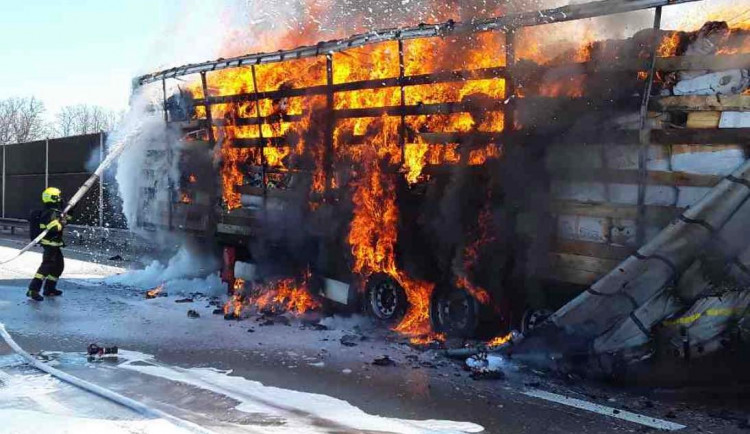 Kamion s textilem zasáhl na D1 u Hranic požár. Kvůli další nehodě byla dálnice 14 hodin uzavřená