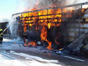 Kamion s textilem zasáhl na D1 u Hranic požár. Kvůli další nehodě byla dálnice 14 hodin uzavřená