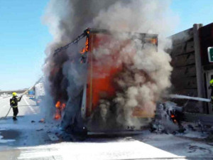 Kamion s textilem zasáhl na D1 u Hranic mohutný požár. Doprava na Ostravu stála