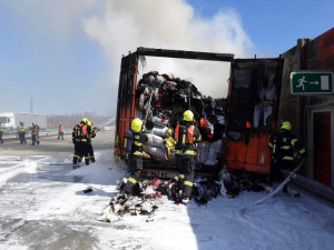 Kamion s textilem zasáhl na D1 u Hranic mohutný požár. Doprava na Ostravu stála