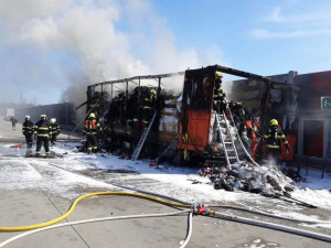 Kamion s textilem zasáhl na D1 u Hranic mohutný požár. Doprava na Ostravu stála