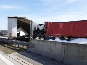 Kamion s textilem zasáhl na D1 u Hranic požár. Kvůli další nehodě bude doprava na Ostravu stát do večera