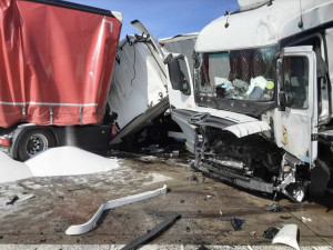 Kamion s textilem zasáhl na D1 u Hranic požár. Kvůli další nehodě bude doprava na Ostravu stát do večera