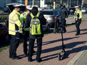 S příchodem jara se policisté zaměřili na kontrolu koloběžek. Na chodník nesmí, varují
