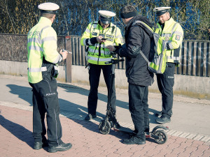S příchodem jara se policisté zaměřili na kontrolu koloběžek. Na chodník nesmí, varují