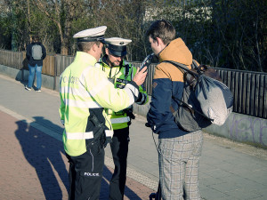 S příchodem jara se policisté zaměřili na kontrolu koloběžek. Na chodník nesmí, varují