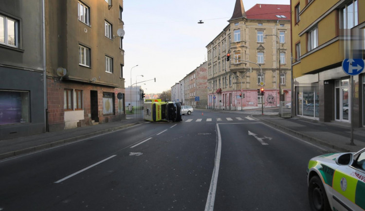 Řidič nejspíš přehlédl projíždějící sanitku, po střetu zůstala ležet na boku. Nehodu zachytila kamera