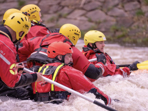 Hasiči trénovali, jak zachránit tonoucího, který se topí v jezu. Většinou jde o sekundy