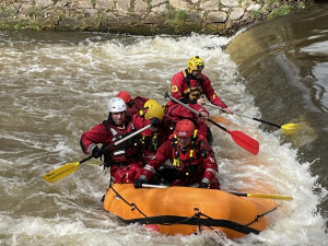 Hasiči trénovali, jak zachránit tonoucího, který se topí v jezu. Většinou jde o sekundy
