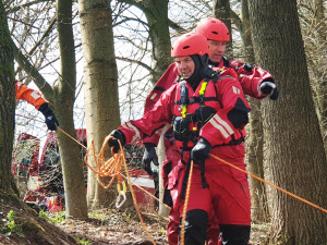 Hasiči trénovali, jak zachránit tonoucího, který se topí v jezu. Většinou jde o sekundy
