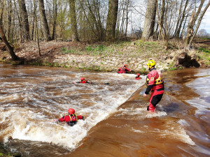 Hasiči trénovali, jak zachránit tonoucího, který se topí v jezu. Většinou jde o sekundy