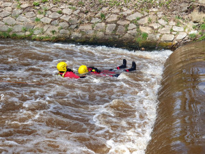 Hasiči trénovali, jak zachránit tonoucího, který se topí v jezu. Většinou jde o sekundy
