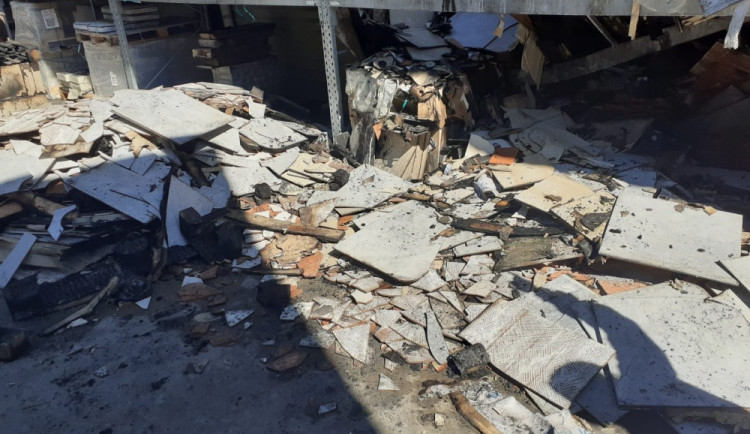 Požár ve skladu obchodního centra v Olomouci