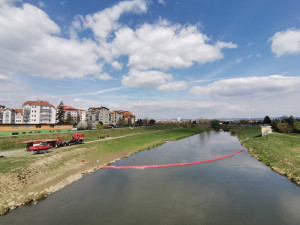 Řeku Moravu v Olomouci přehradili hasiči nornou stěnou. Kvůli barvě z mostu Rejnok
