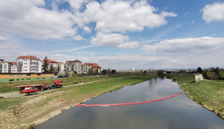 Hasiči v Olomouci zachycují zbytky barvy v řece Moravě