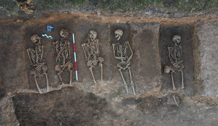 Ostatky 27 lidí našli archeologové při opravě parku. Zjišťují, proč byly za zdí hřbitova