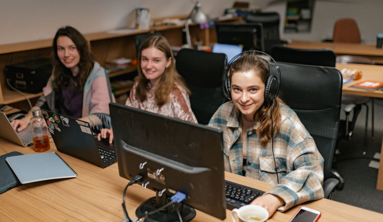 Academia film Olomouc se otevře i uprchlíkům. Studentky z Ukrajiny vyrábí titulky k několika snímkům