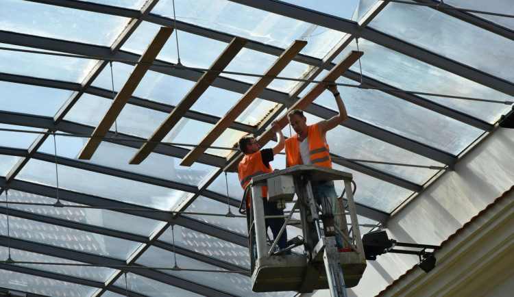 Na zámku v Hranicích praskla část skleněné střechy. Do dvorany je vstup zakázaný