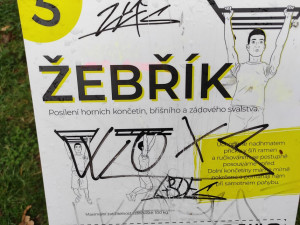 Vandalové pomalovali sportovní hřiště na Šternbersku. Škoda je přes sto tisíc korun