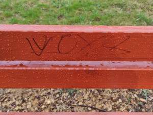 Vandalové pomalovali sportovní hřiště na Šternbersku. Škoda je přes sto tisíc korun