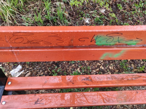 Vandalové pomalovali sportovní hřiště na Šternbersku. Škoda je přes sto tisíc korun