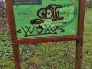 Vandalové pomalovali sportovní hřiště na Šternbersku. Škoda je přes sto tisíc korun