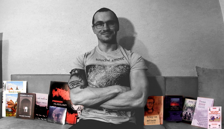 (NE)OBYČEJNÍ: Undergroundový spisovatel Irovský vydal svou osmou knihu. O životě na Nových Sadech