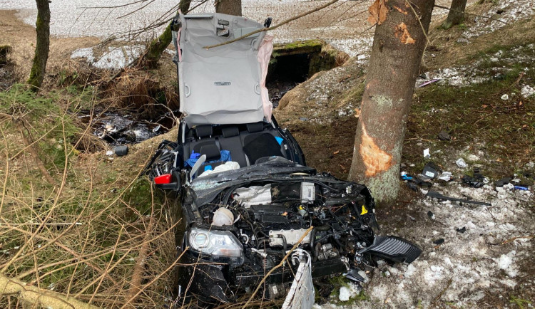 Matka pohřešovala svého syna. Policisté ho po několika hodinách našli zaklíněného ve zdemolovaném autě