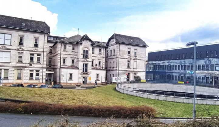 Budova E Fakultní nemocnice, ve které sídlí oční klinika a klinika ORL