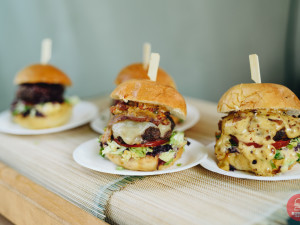 Chuť na burgery roste. Letošní Burger Street Festival hlásí rekordní účast