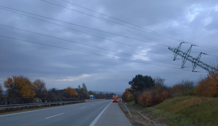 Traktorista, který u D35 narazil do sloupu a na hodiny zablokoval dálnici, udělal přestupek