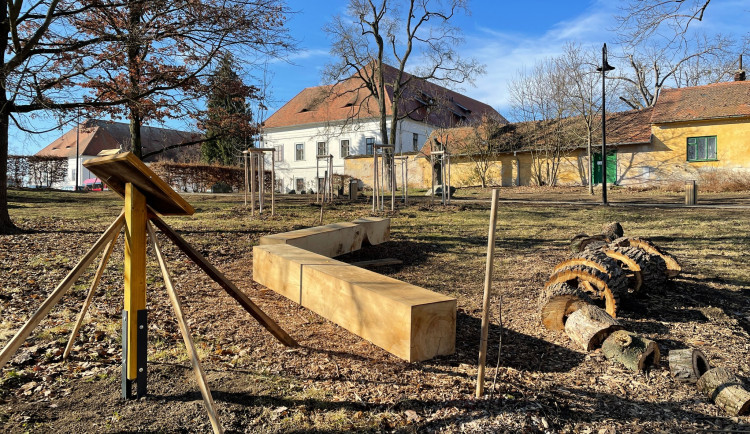 V Rosicích obnovili zámecký park. Přibylo nové osvětlení i lavičky