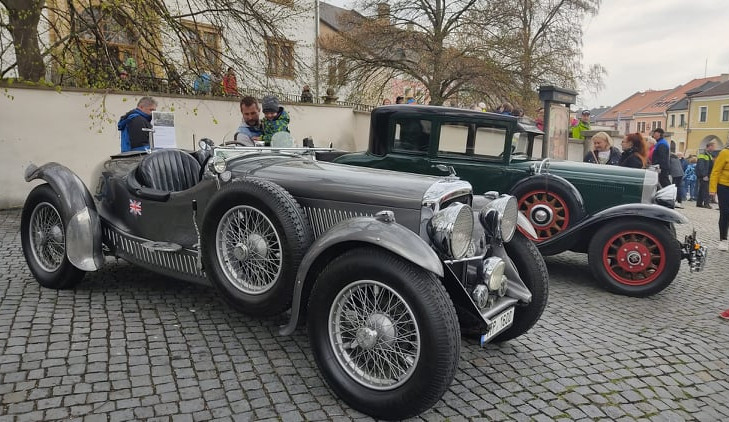 FOTOGALERIE: Přes stovku veteránů se ve spanilé jízdě vydalo z Přerova na Helfštýn
