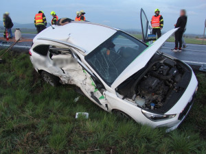 Po prudkém dešti havarovaly u Libivé tři auta. Jedno začalo hořet, další skončilo v potoce