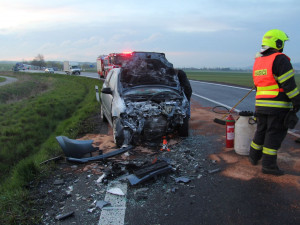Po prudkém dešti havarovaly u Libivé tři auta. Jedno začalo hořet, další skončilo v potoce