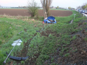 Po prudkém dešti havarovaly u Libivé tři auta. Jedno začalo hořet, další skončilo v potoce