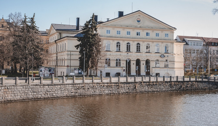 Oprava Slavie i nové zázemí městské policie se prodraží o desítky milionů