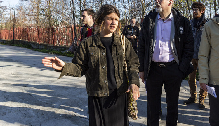 Provozovatelka olomouckého letního kina Kateřina Švarcová při prezentaci výsledků rekonstrukce areálu zástupcům města a médií