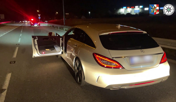 Policisté zastavili kradené auto u kruhového objezdu na okraji Olomouce