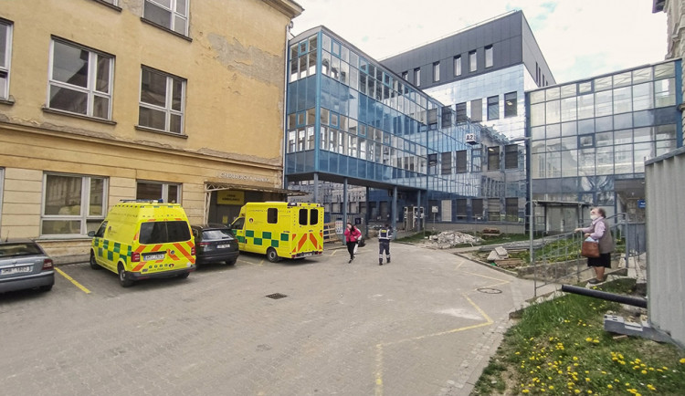 Postranní vchod do modrého monobloku směřující k urgentnímu příjmu bude ve fakultní nemocnici několik měsíců uzavřen