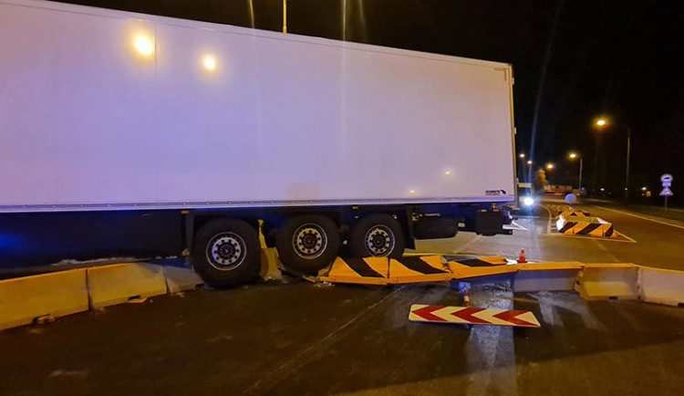 Průjezd novým kruhovým objezdem v Přerově zkomplikovala večer dopravní nehoda