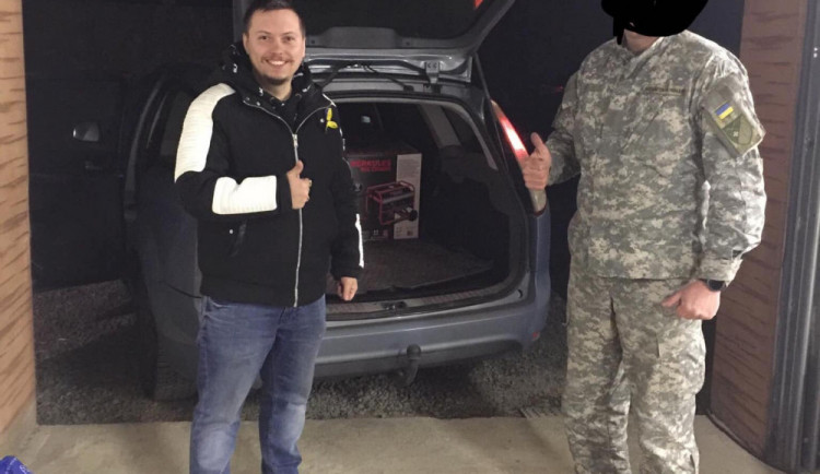 Vasyl s vojákem, kterému předal vybavení.