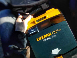 Víte, kde najít nejbližší defibrilátor? Olomoučtí záchranáři zveřejnili jejich databázi