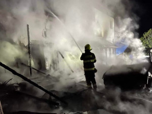 Ve Velkém Újezdu hořel penzion. Hasiči museli evakuovat dvanáct lidí