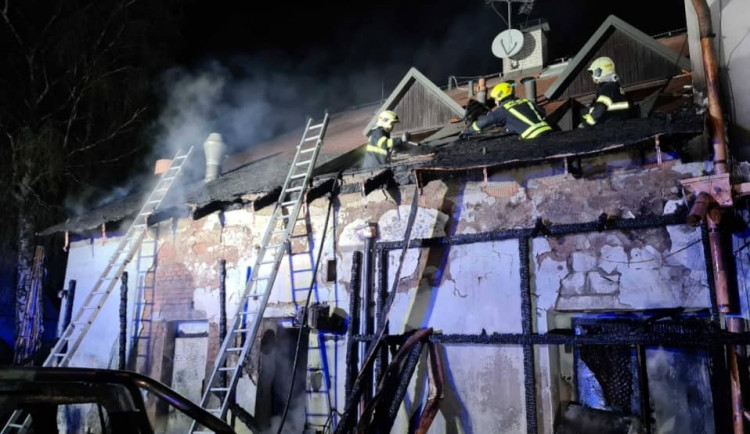 Ve Velkém Újezdu hořel penzion. Škody dosáhnou až 1 milionu
