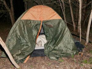 Bezdomovec se udal na policii za vraždu kumpána. Mladík brutální útok zázračně přežil