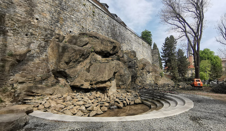 Zurčení vodopádu v olomouckém parku o víkendu utichlo
