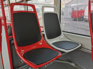 Plast nebo polstrování? Olomoucký dopravní podnik zkouší novou variantu sedaček
